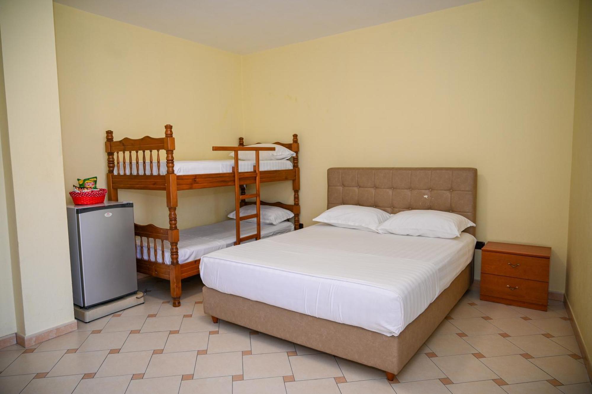 Hotel Vila Emes ดูร์เรส ภายนอก รูปภาพ