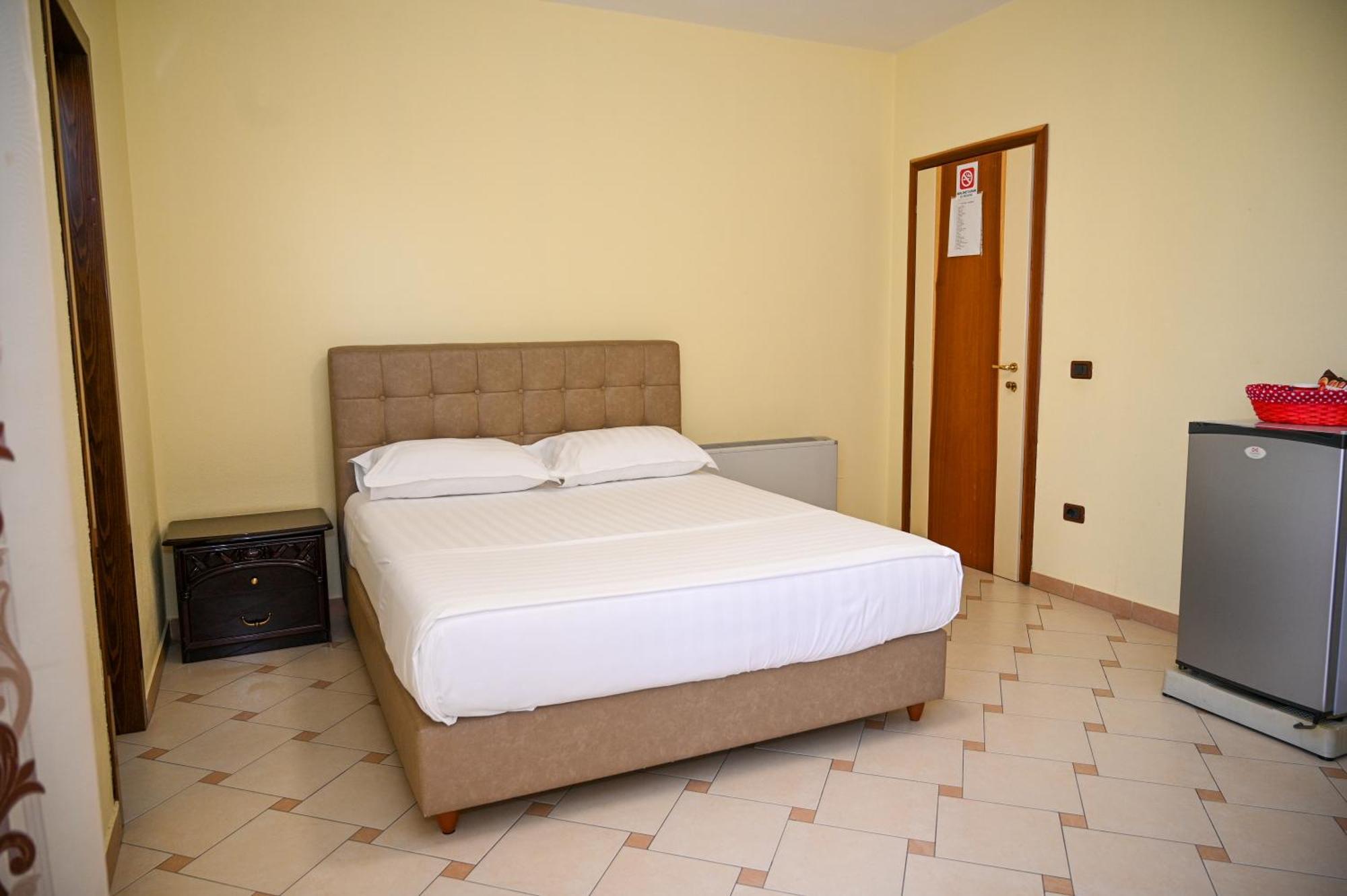 Hotel Vila Emes ดูร์เรส ภายนอก รูปภาพ
