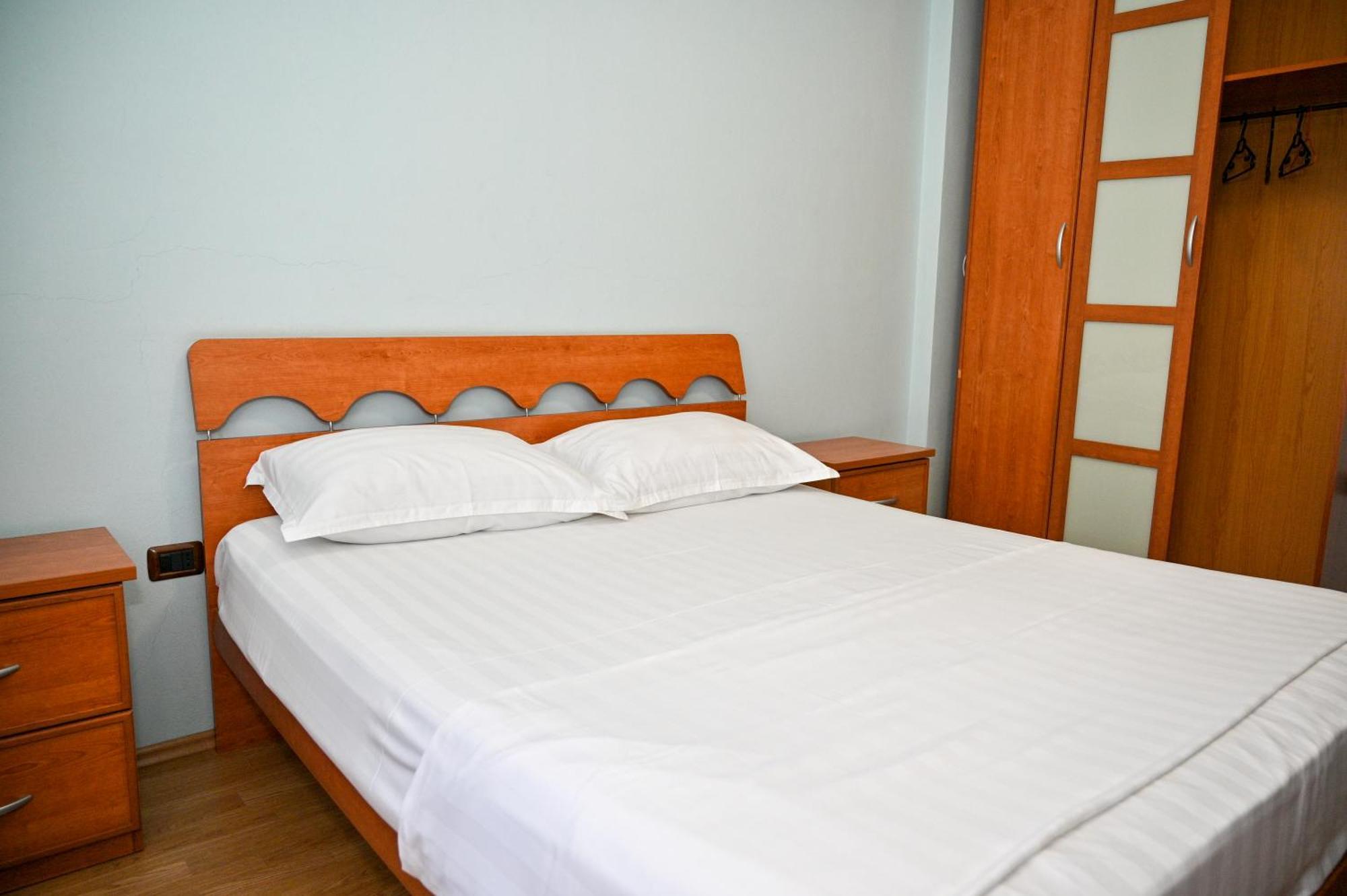 Hotel Vila Emes ดูร์เรส ภายนอก รูปภาพ
